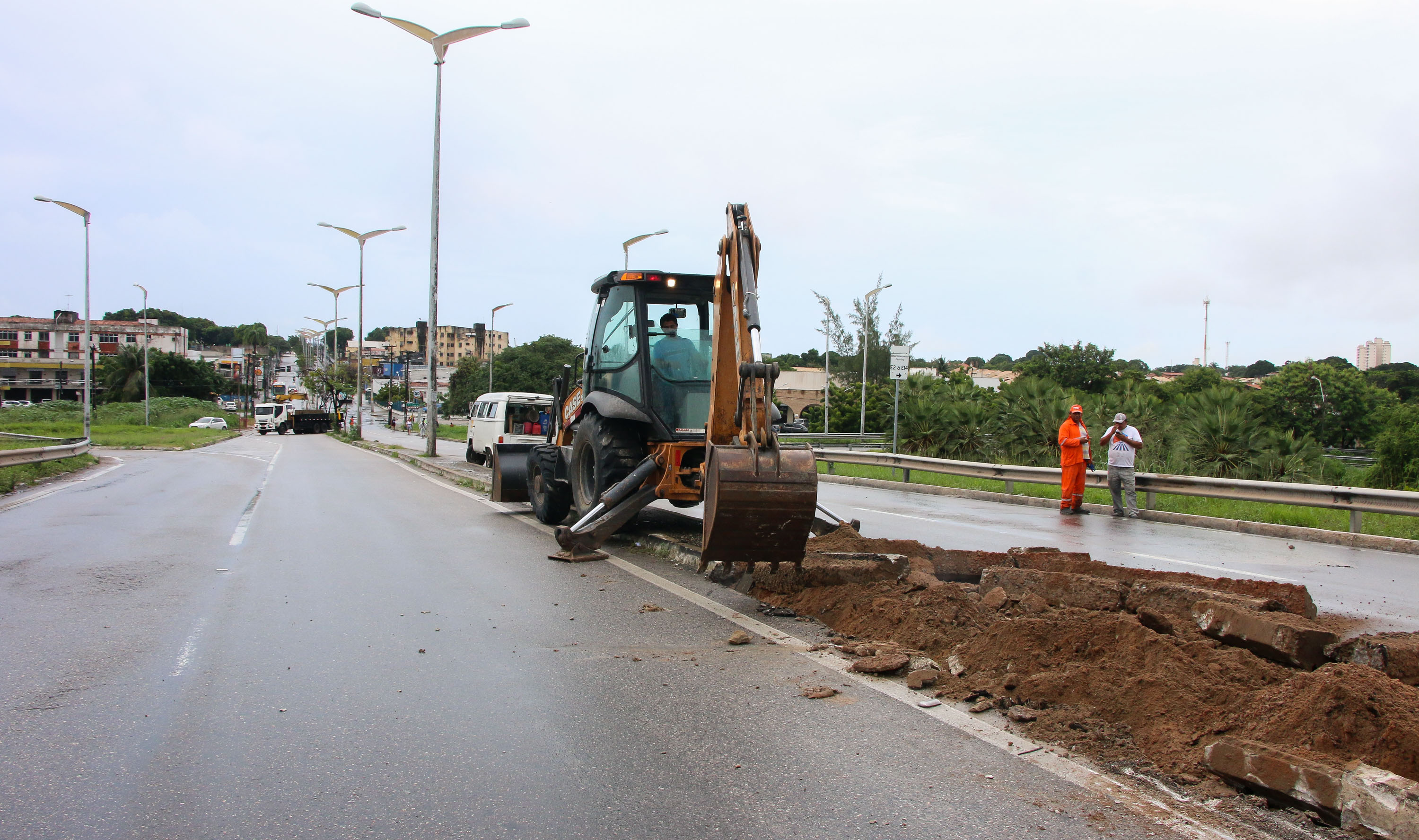 operários trabalhando no viaduto da oliveira paiva